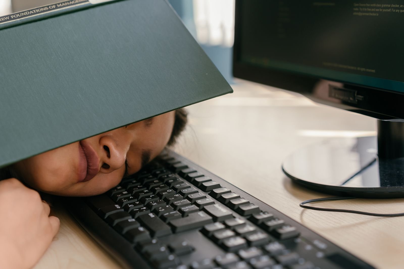 How to Reduce Eye Strain With Better Desk Lighting