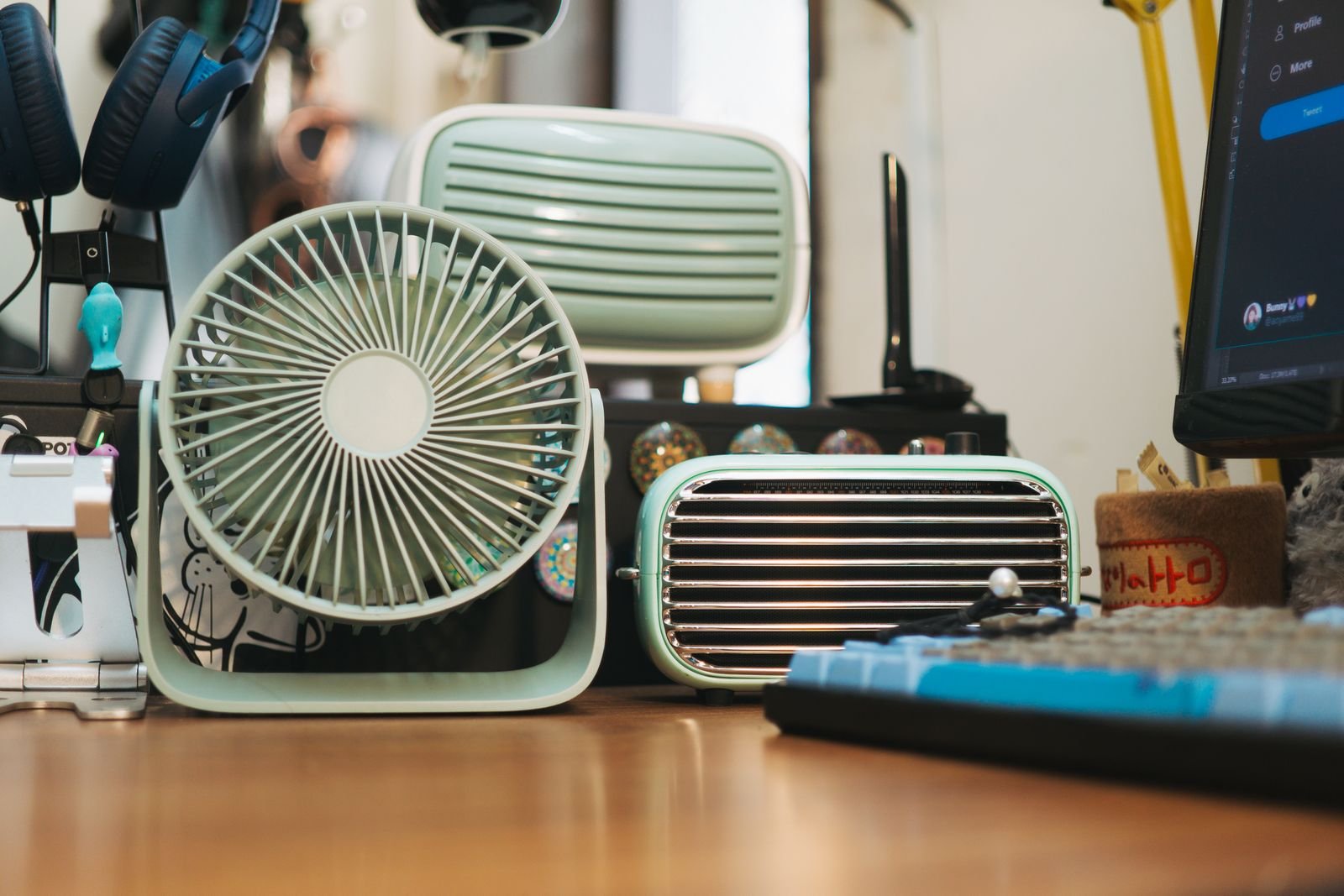 How to Keep Your Desk Cool in Summer (Mini Fans & Airflow Tips)