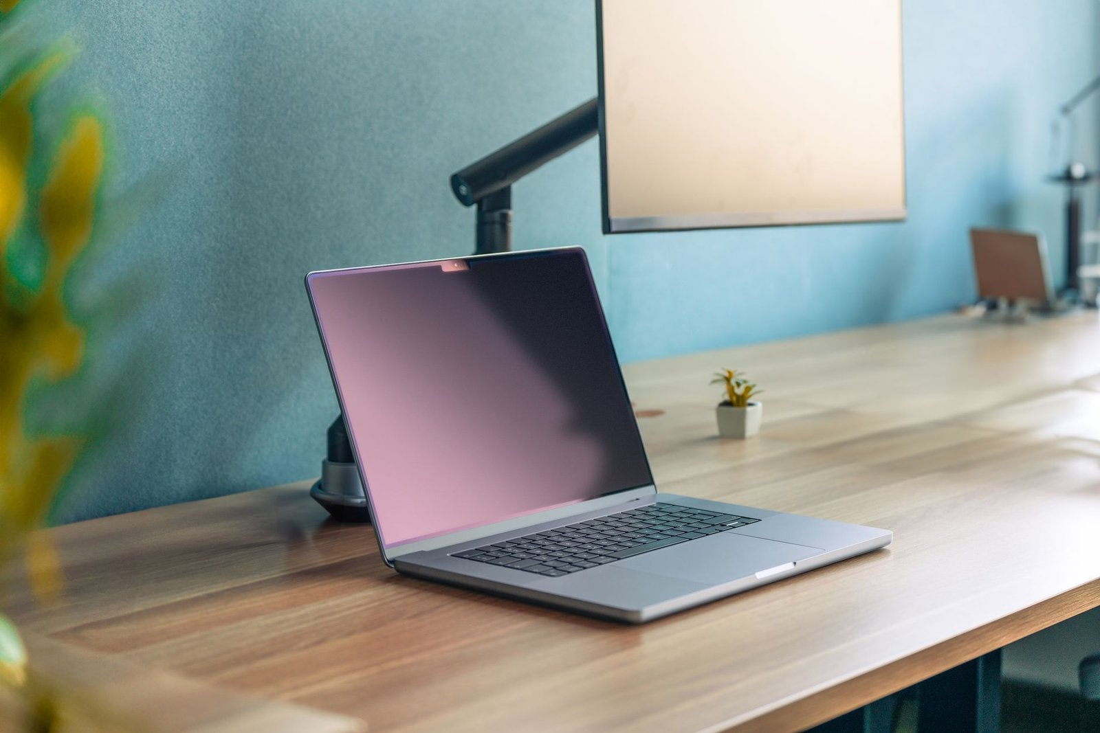 Monitor Arm vs Monitor Stand: Which Should You Choose for Your Desk?