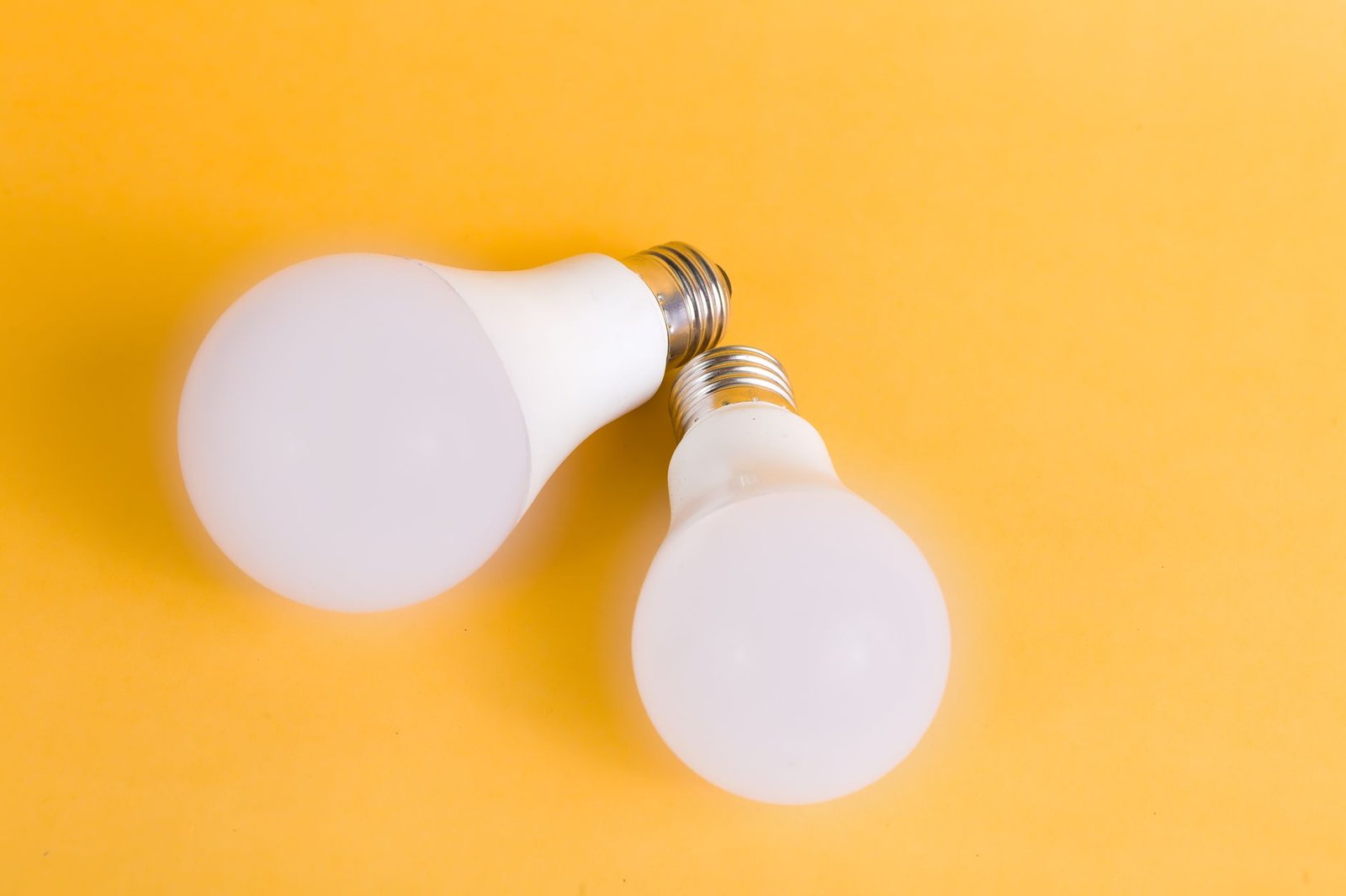 LED vs Halogen vs Incandescent Desk Lamps: Which Light Source Is Best for Your Home Office?