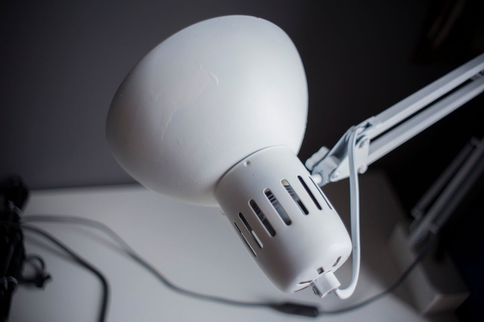 Desk Lamp Arm Styles: Swing-Arm vs Fixed vs Gooseneck Compared